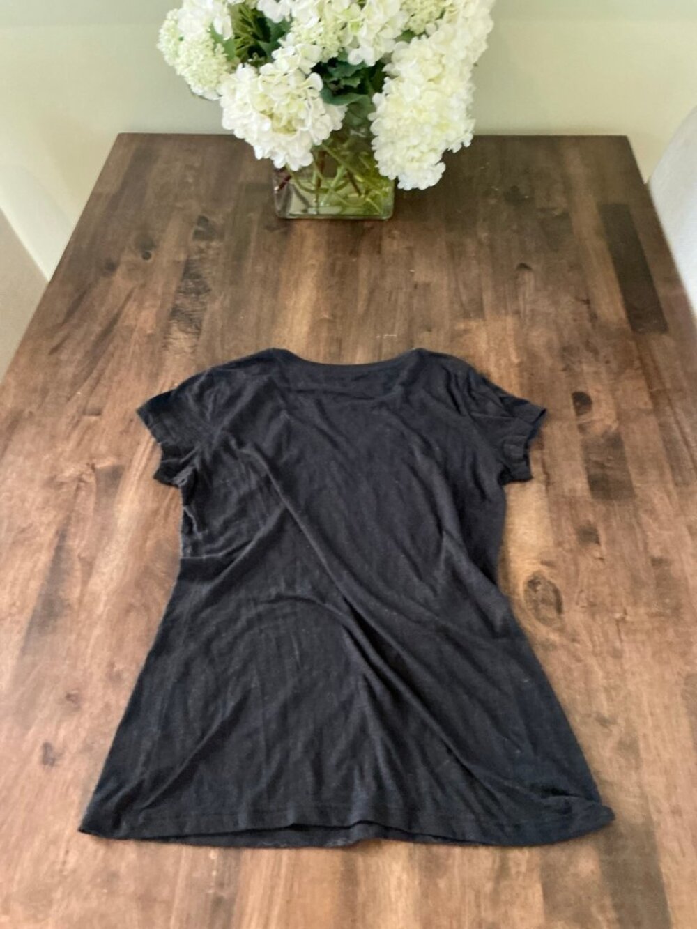 Express Black Graphic V-Neck Tee Size S Eye of the Beholder